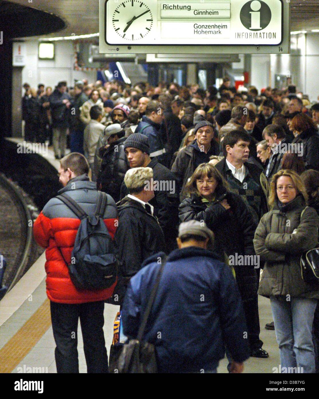 (Afp) - Des centaines de banlieusards attendre le premier tube au niveau de la station de métro Hauptwache à Francfort, 16 décembre 2002. Deux jours avant un nouveau cycle de négociations démarrer le syndicat ver.di a appelé à des grèves d'avertissement court et a porté les transports en commun à Francfort pour une ventilation. Undergro Banque D'Images