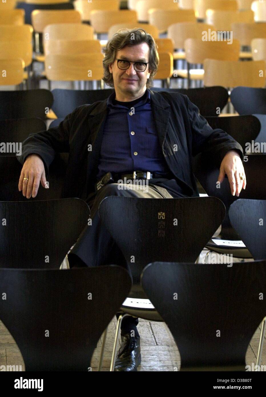 (Afp) - Le cinéaste allemand Wim Wenders est assis dans une salle de conférence de l'académie des Beaux-Arts de Hambourg, 12 décembre 2002. C'était son premier jour en tant que professeur à l'académie, où il va enseigner aux élèves dans les médias. Les 57 ans, qui vit la plupart du temps aux États-Unis avait commencé sa carrière en Allemagne Banque D'Images