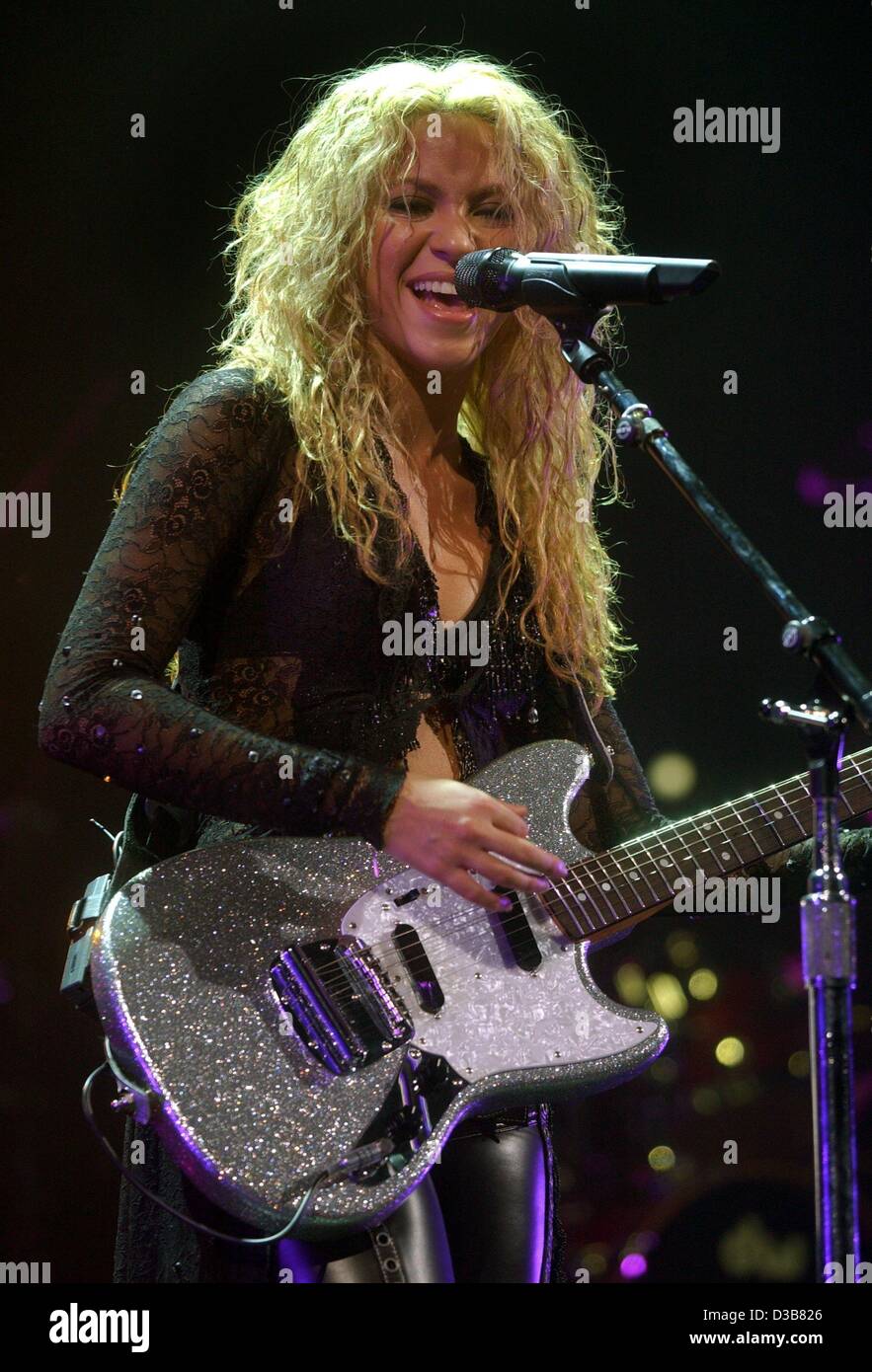 (Afp) - La chanteuse colombienne Shakira ('quand, n'importe où', 'sous vos vêtements') effectue au cours de son seul concert en Allemagne, à Cologne, 12 décembre 2002. Depuis novembre, la 25-year-old singer est sur sa première tournée mondiale. Banque D'Images