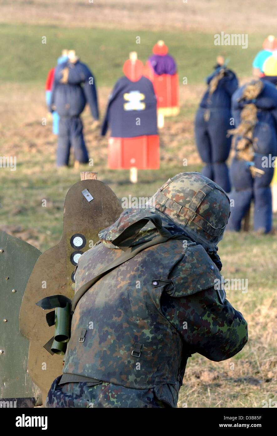 Les pratiques d'un soldat avec une grenade arme sur le terrain en foret Hammelburg, Allemagne, le 9 décembre 2002. L'école d'infanterie Hammelburg est le principal l'éducation et de formation pour l'armée allemande faciliy infanterie. Également situé ici est le centre de formation pour GermanUN task forces. Environ 1.700 soldats et 900 Banque D'Images