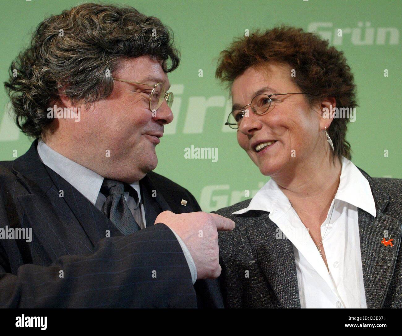 Le président nouvellement élu du vert (Bündnis90/Grüne) partie Reinhard Bütikofer points à la présidente nouvellement élue a aussi des Verts Angelika Beer peu avant une conférence de presse à Berlin le 9 décembre 2002. Banque D'Images