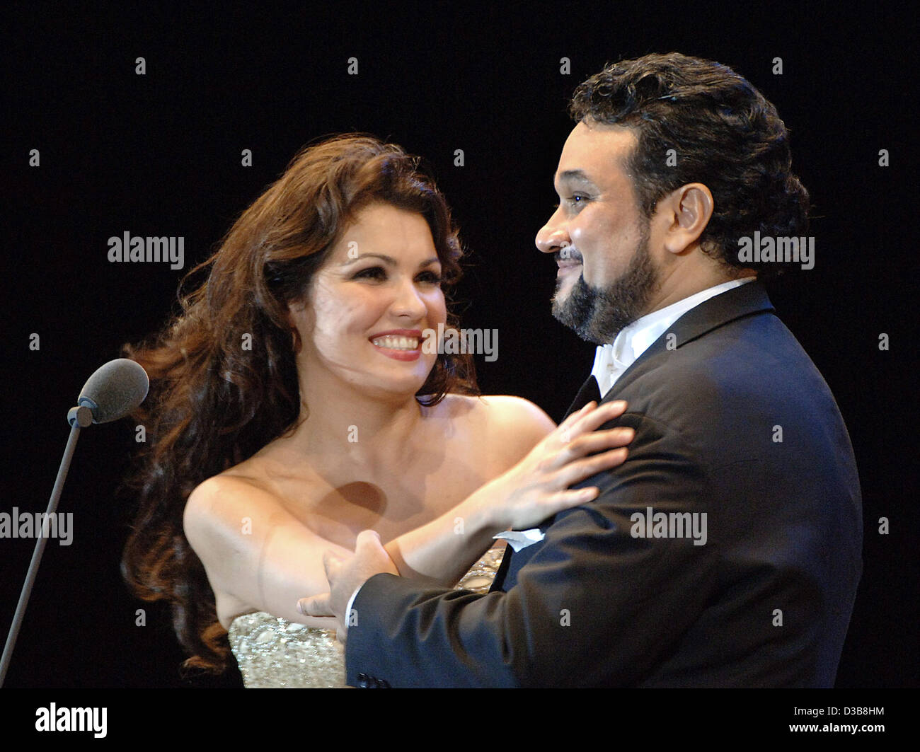 (Afp) - La célèbre soprano Anna Netrebko (L) et le ténor Ramon Vargas sourire après leur concert à la place du roi de Munich, Allemagne, dimanche 17 juillet 2005. La performance a été la seule Netrebko concert en plein air au cours de sa mini tournée en Allemagne. La "Soirée Italienne" a été menée de concert par le sym Vienne Banque D'Images