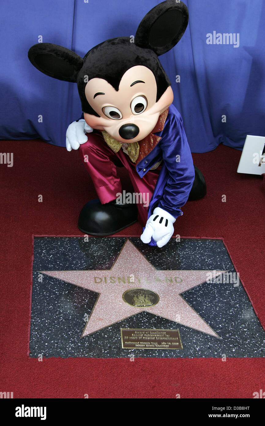 (Afp) - Célèbre Mickey Mouse Disney figure pose au cours de la réception du "Award of Excellence" à la Disney store à Hollywood, Etats-Unis, 14 juillet 2005. Le prix a été accordé pour 'Disneyland' par l'Hollywood Historic Trust. Banque D'Images
