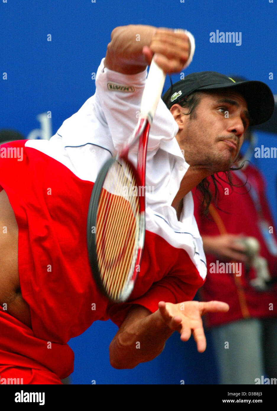 (Afp) - tennis pro argentin Mariano Zabaleta sert la balle lors de son match contre l'allemand à l'ATP Thron Aljoscha Coupe Mercedes à Stuttgart, Allemagne, 18 juillet 2005. Le 27e tournoi de tennis professionnel à Stuttgart, soit jusqu'au dimanche 24 juillet 2005. Les joueurs en concurrence pour l'argent dans l'ensemble su Banque D'Images