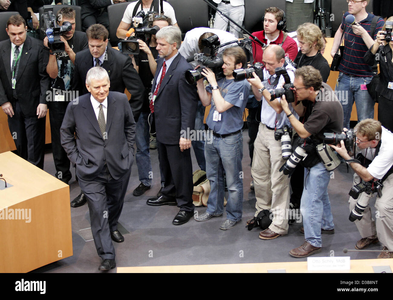 (Afp) - Le ministre de l'Intérieur allemand Otto Schily est représenté au cours de son audition, que le dernier témoin probable avant la délivrance du visa de la commission d'enquête à Berlin, vendredi 15 juin 2005. Le rôle de l'Allemand Ministère de l'intérieur à l'easening litigieuses de les procédures de visa en 1999 et 2000 est en cours d'étudier Banque D'Images
