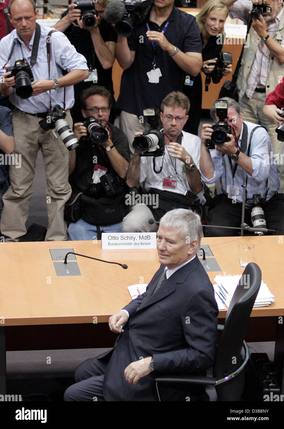 (Afp) - Le ministre de l'Intérieur allemand Otto Schily est photographié lors de son audition devant la commission d'enquête de visa à Berlin, vendredi 15 juin 2005. Schily est susceptible d'être le dernier témoin à comparaître devant la commission d'enquête. Le rôle de l'Allemand Ministère de l'intérieur à la question de l'easening Banque D'Images