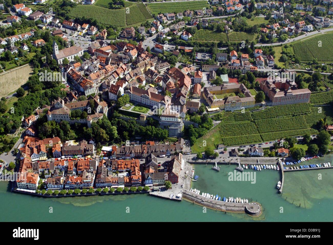 (Afp) - La photo aérienne en date du 03 juillet 2005 montre au lac de Constance Meersburg, Allemagne. Banque D'Images