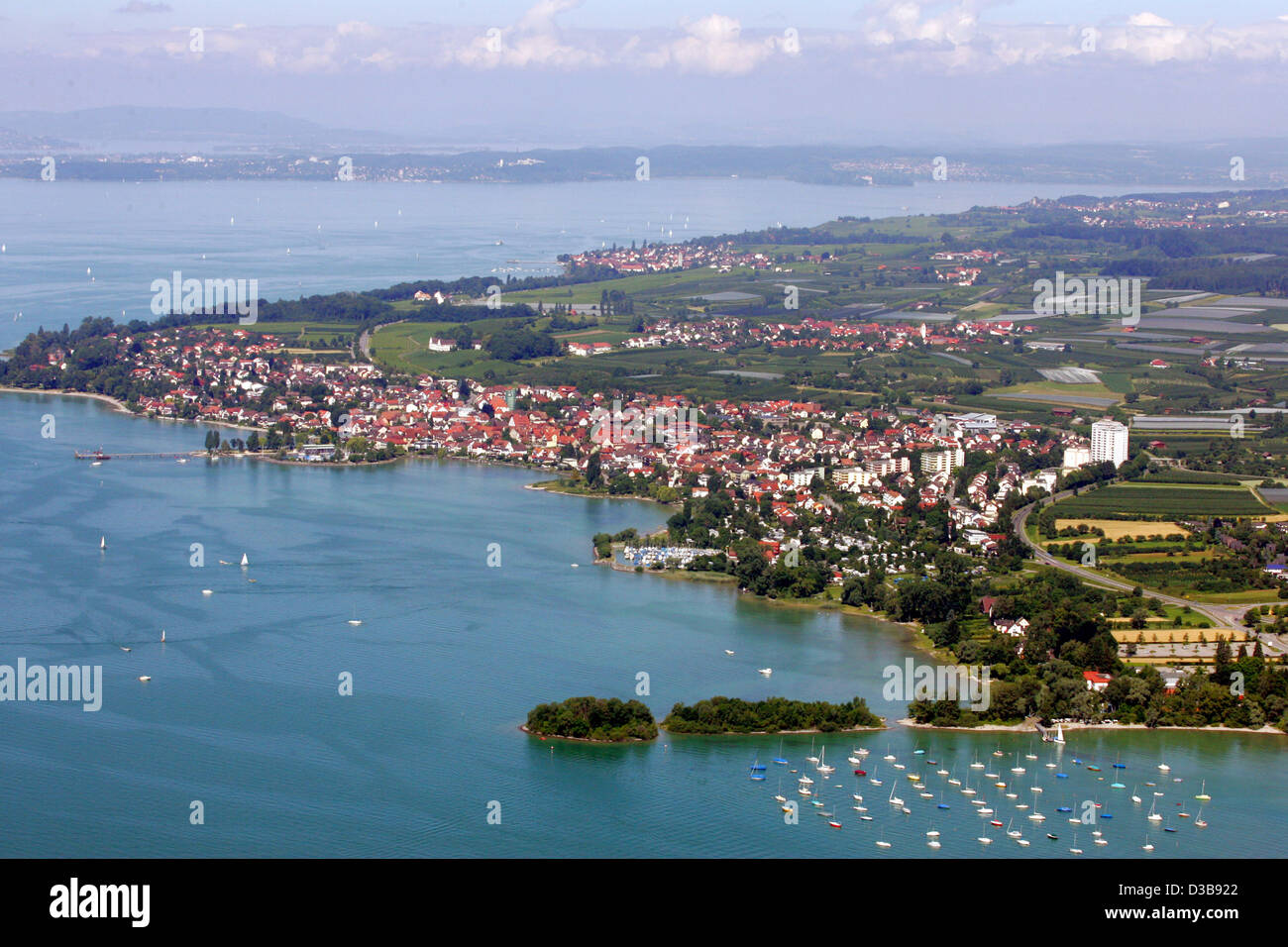 (Afp) - La photo aérienne en date du 03 juillet 2005 montre Immenstaad au lac de Constance, en Allemagne. Banque D'Images