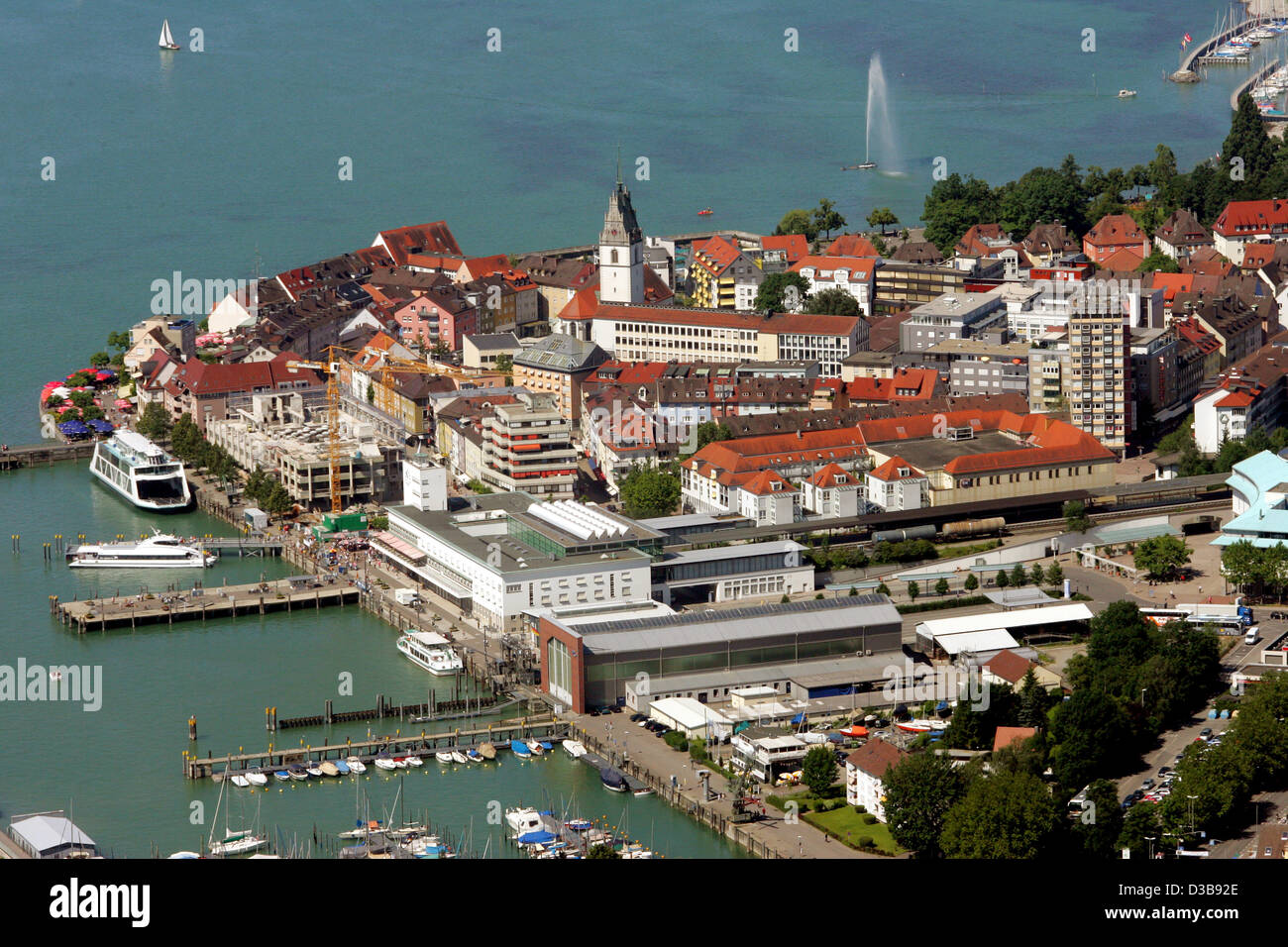(Afp) - La photo aérienne en date du 03 juillet 2005 montre Friedrichshafen au lac de Constance, en Allemagne. Banque D'Images