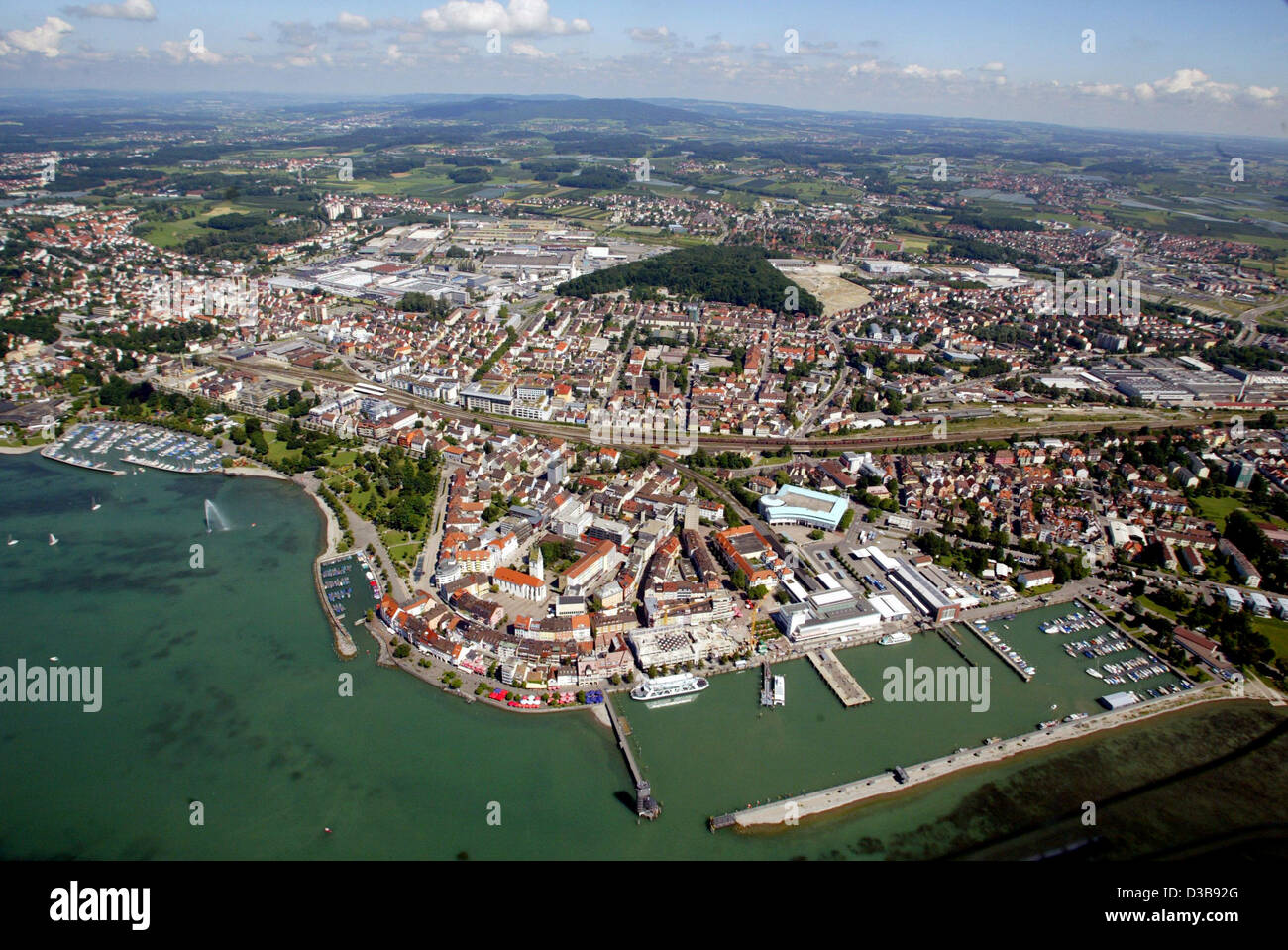 (Afp) - La photo aérienne en date du 03 juillet 2005 montre Friedrichshafen au lac de Constance, en Allemagne. Banque D'Images