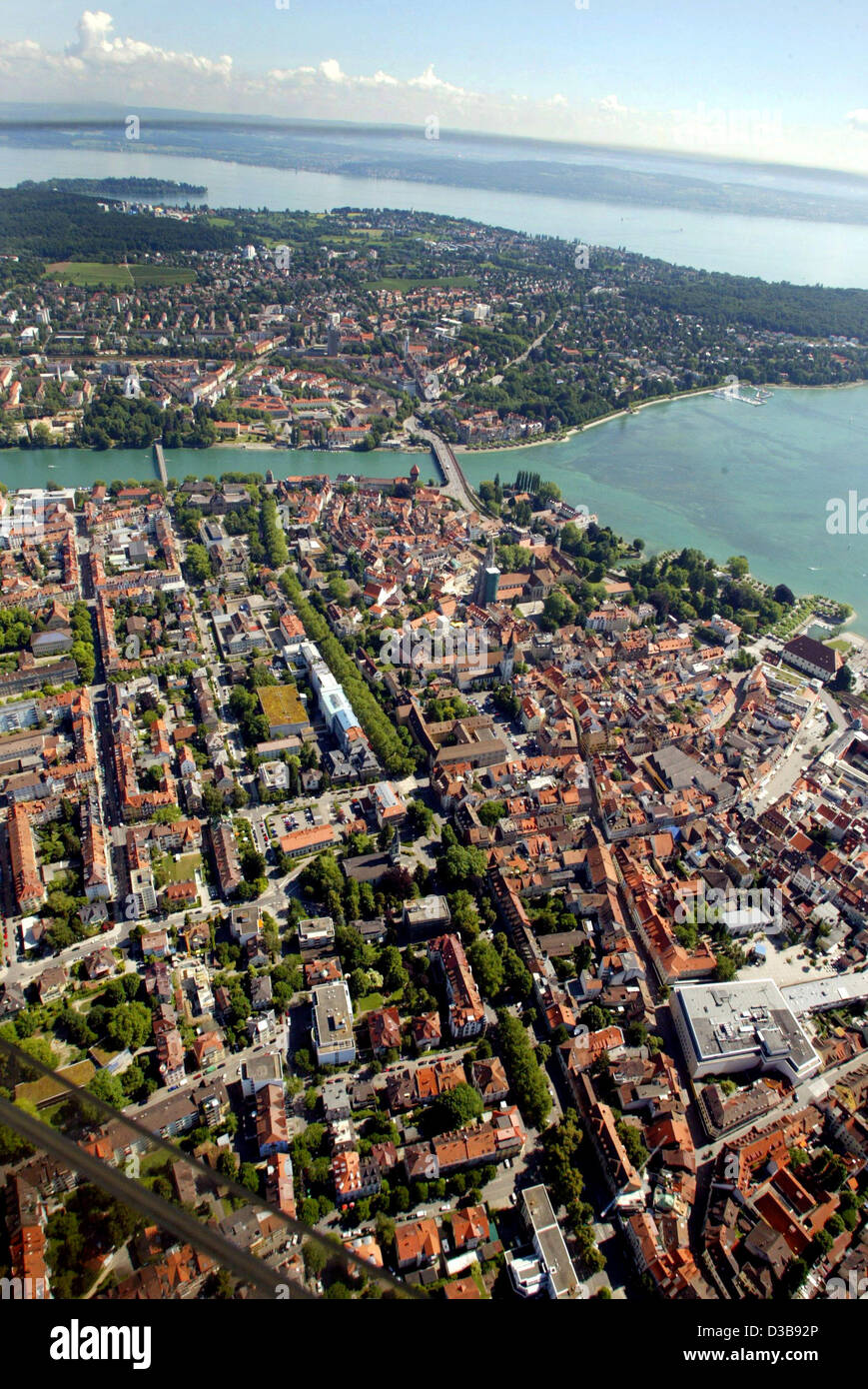(Afp) - La photo aérienne en date du 03 juillet 2005 montre Konstanz au lac de Constance, en Allemagne. Banque D'Images
