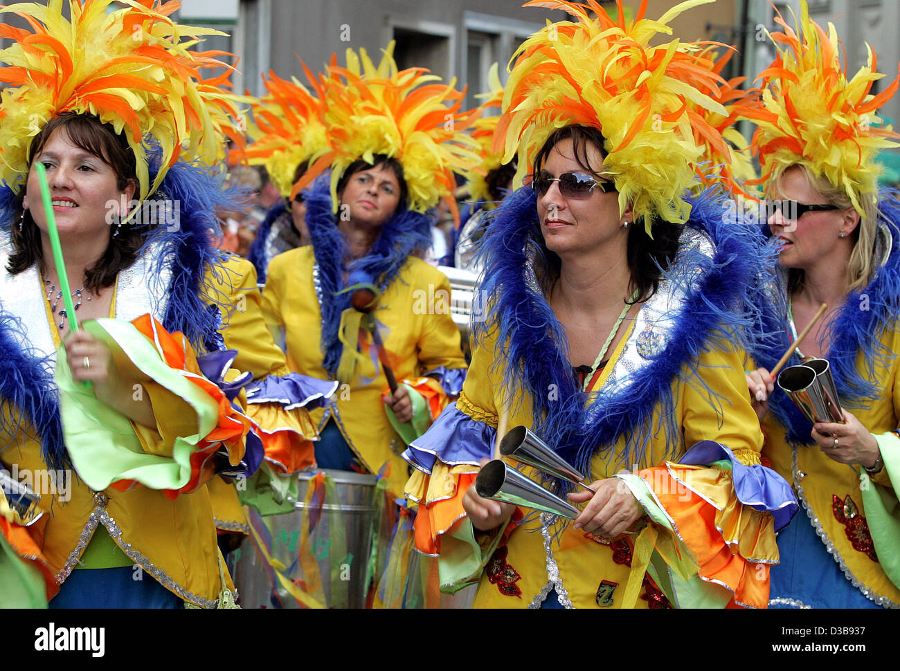 (Afp) - les danseurs de samba avec danse coiffure à travers les rues de Coburg, Allemagne, dimanche 10 juillet 2005. 200 000 spectateurs ont assisté à la 15e Festival Samba à Coburg. Trois jours dans l'année guanaco est dans la fièvre de la Samba. Banque D'Images