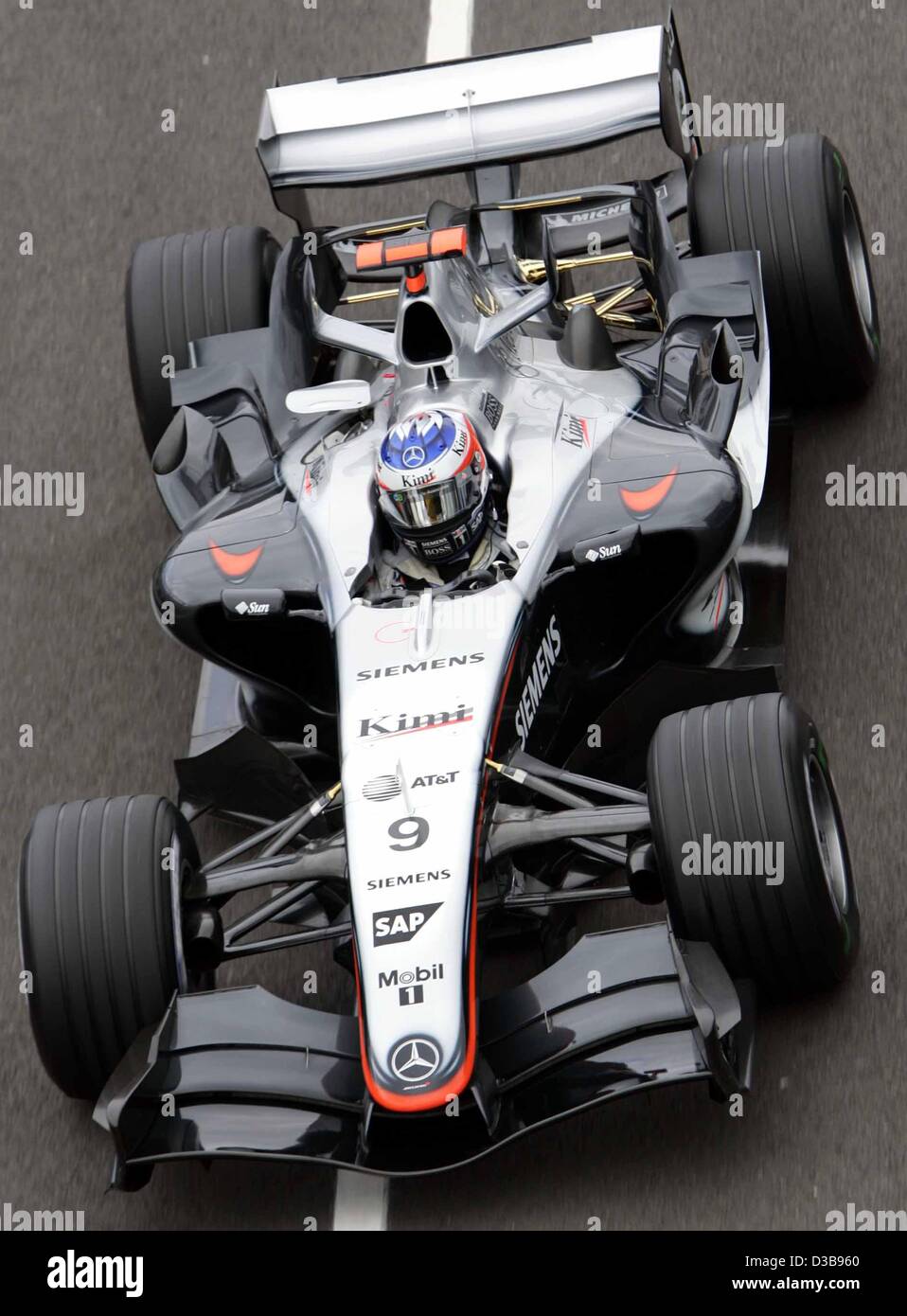 Afp) - La photo montre pilote de formule 1 finlandais Kimi Raikkonen de  McLaren Mercedes au cours de la première session d'essais au circuit de  Silverstone en Angleterre, 08 juillet 2005. Le