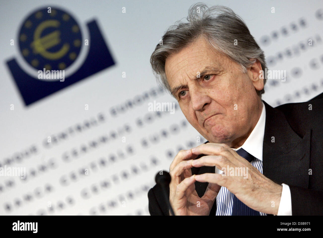(Afp) - Le Président de la Banque centrale européenne (BCE), Jean-Claude Trichet, répond aux questions des journalistes au cours d'une conférence de presse à Francfort-sur-Main, Allemagne, jeudi 7 juillet 2005. Trichets a annoncé que le taux de base reste inchangé. Banque D'Images