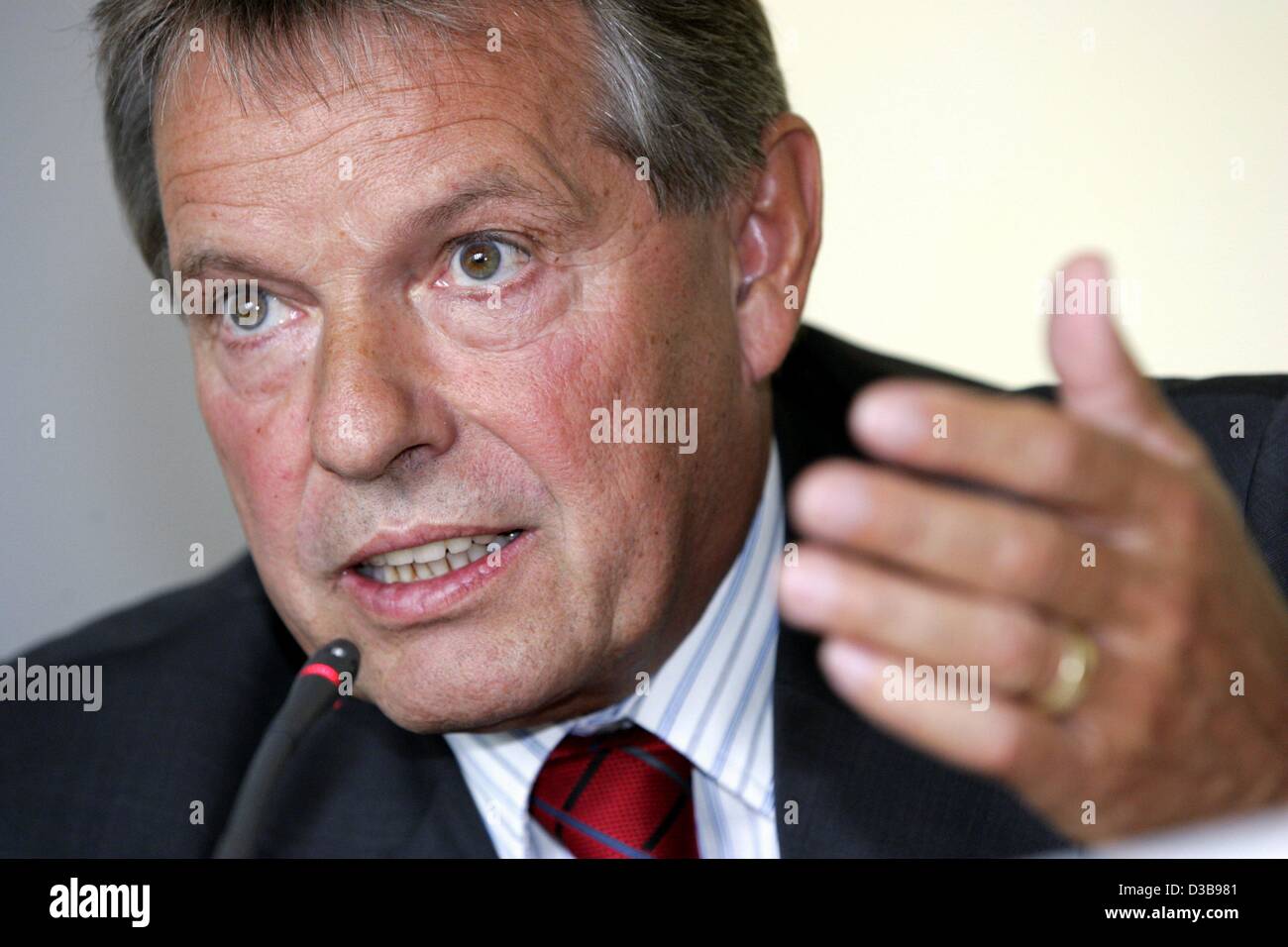 (Afp) - La photo du 15 octobre 2004 présente le président a démissionné de VW entreprise général Klaus Volkert de Wolfsburg, Allemagne. Volkert a nié toute implication dans l'affaire concernant les affaires louches du constructeur automobile Volkswagen. Il a appelé toute association de l'affaire avec lui-même un 'de Banque D'Images