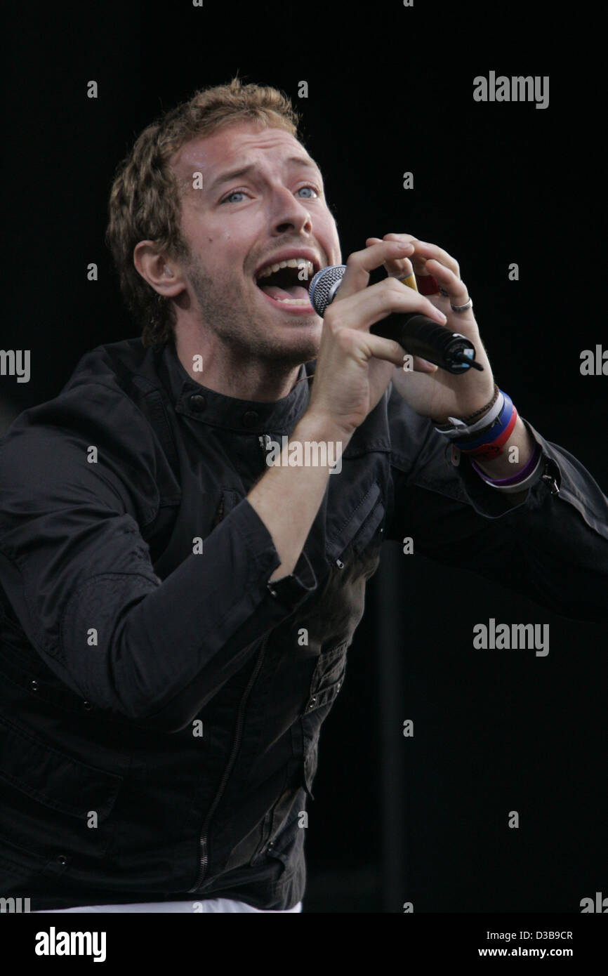 (Afp) - Chris Martin de Coldplay joue sur la scène pendant le concert Live 8 à Londres, Angleterre, 02 juillet 2005. Banque D'Images