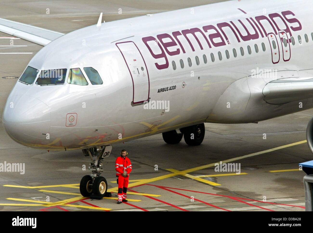 (Afp) - Un avion de la compagnie aérienne allemande Germanwings se dresse à l'aéroport de Cologne/Bonn, Allemagne, 26 novembre 2002. Un mois après le lancement de la compagnie aérienne à bas prix d'offrir plus de destinations. Il y aura plus de vols à destination de Barcelone, Madrid, Rome, et Nice aussi. Coût des billets à partir de 1 Banque D'Images