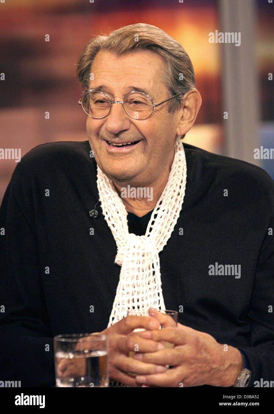 (Afp) - célèbre photographe Helmut Newton a un verre de whisky dans les mains lors d'une apparition dans une émission de télévision à Hambourg, 17 octobre 2002. Né à Berlin, le Newton célébrera sa 82ème anniversaire le 31 octobre. Banque D'Images