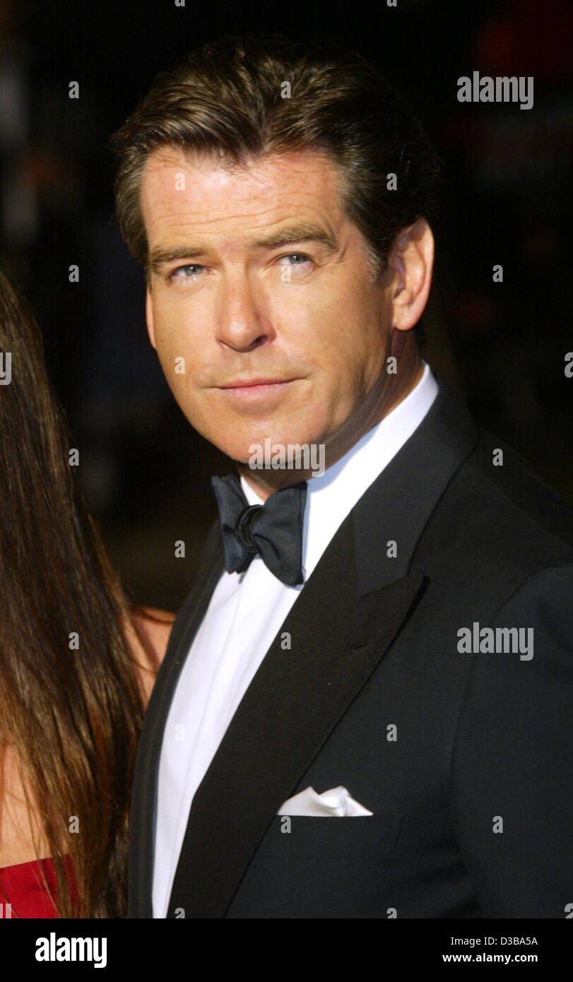 (Afp) - L'acteur irlandais Pierce Brosnan pose comme il arrive pour la première mondiale du nouveau film de James Bond 'Die Another Day', Londres, 18 novembre 2002. Banque D'Images