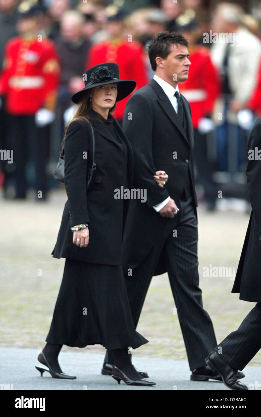(Afp) - les frères et Sœurs et Nicolas Juliana Guillermo, les enfants de la princesse Christina, sœur de la Reine Beatrix des Pays-Bas, arriver à la Nieuwe Kerk (nouvelle église) à Delft pour assister aux obsèques du Prince Claus des Pays-Bas, 15 octobre 2002. Le Prince Claus est décédé le 6 octobre 2002 à l'âge o Banque D'Images