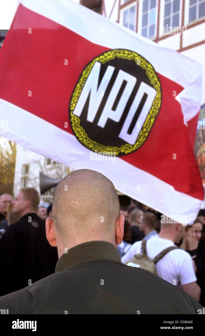 (Afp) - Un participant d'une manifestation d'environ 1 000 d'extrémistes de droite contre la Wehrmacht promenades exposition derrière un drapeau de la néo fasciste NPD (Parti National Allemand), Bielefeld, 2 février 2002. Compteur 8 000 manifestants ont protesté contre l'extrémisme et la xénophobie. La Wehrmacht pièce Banque D'Images