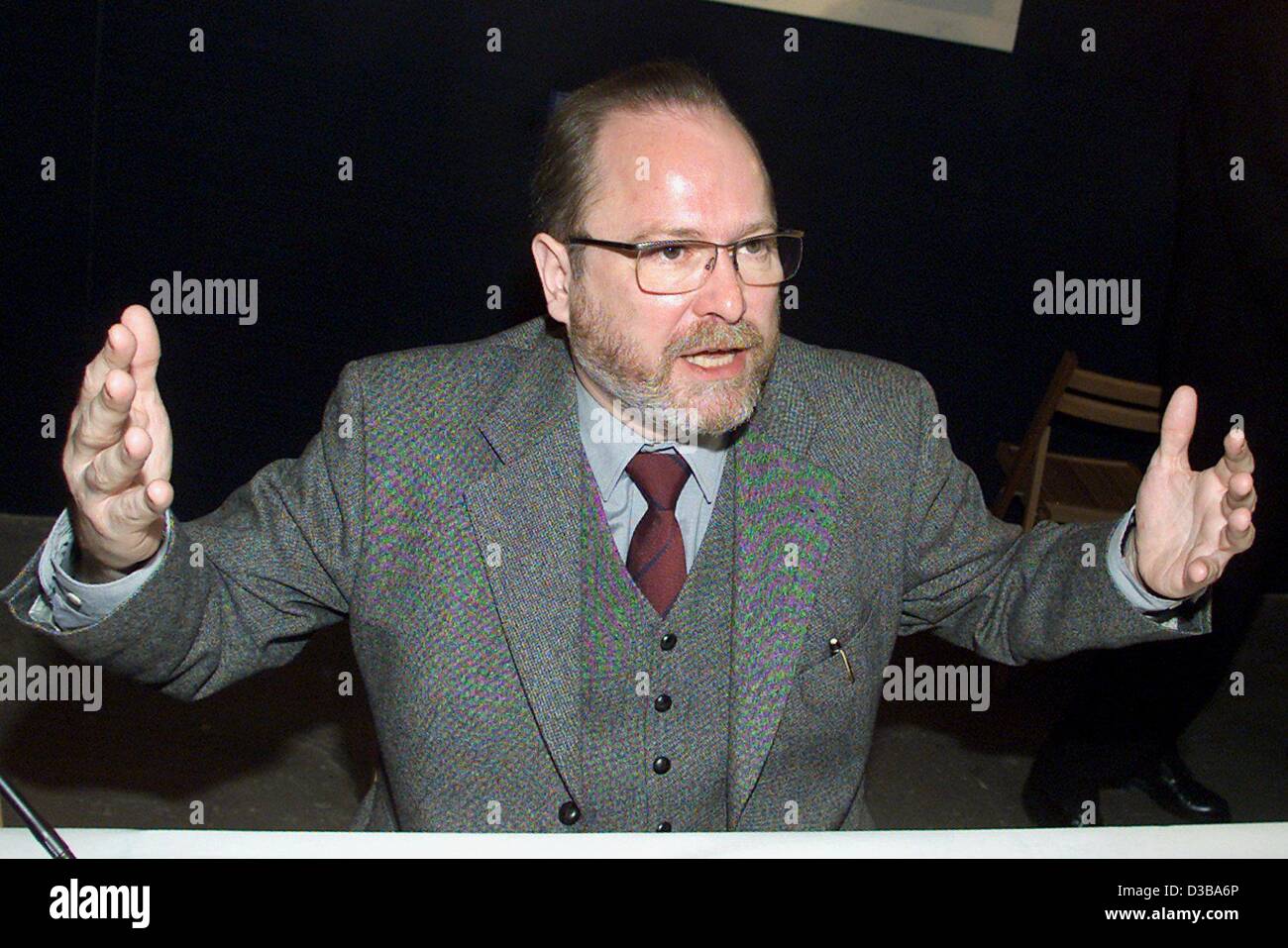 (Afp) - Jan Philipp Reemtsma, initiateur de l'exposition sur les crimes de la Wehrmacht, parle à la présentation à Berlin, 27 novembre 2001. L'exposition confirme la thèse que la Wehrmacht était systématiquement impliqués dans les crimes contre les civils et l'assassinat des juifs dans l'Est et Banque D'Images