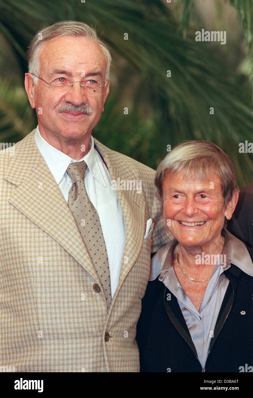 (Afp) - L'acteur allemand Armin Mueller-Stahl et Elisabeth Mann-Borgese poser pendant le tournage de la série télévisée allemande 'Die Manns' à Cologne, 7 septembre 2000. La série a remporté l'International Emmy Award dans la catégorie 'TV Films/Télésuite" le 26 novembre 2002 à New York. Dans l'autobi Banque D'Images