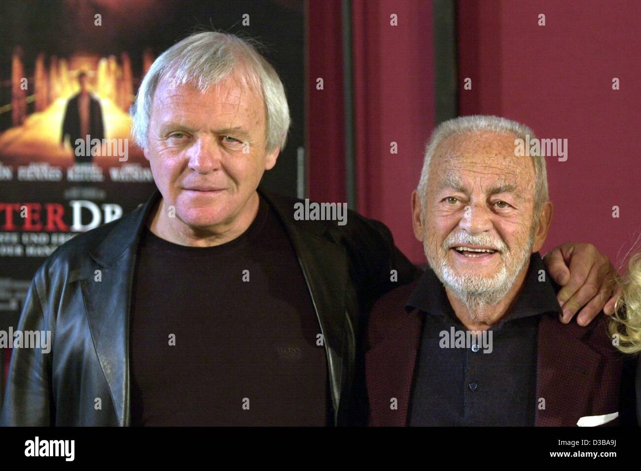 (Afp) - Hollywoodstar Anthony Hopkins (L) et producteur de films, Dino DeLaurentiis posent devant un film affiche de son dernier film 'Red Dragon' à Hambourg, le 9 octobre 2002. Dans le film une fois encore Hopkins joue Hannibal Lecter. Banque D'Images