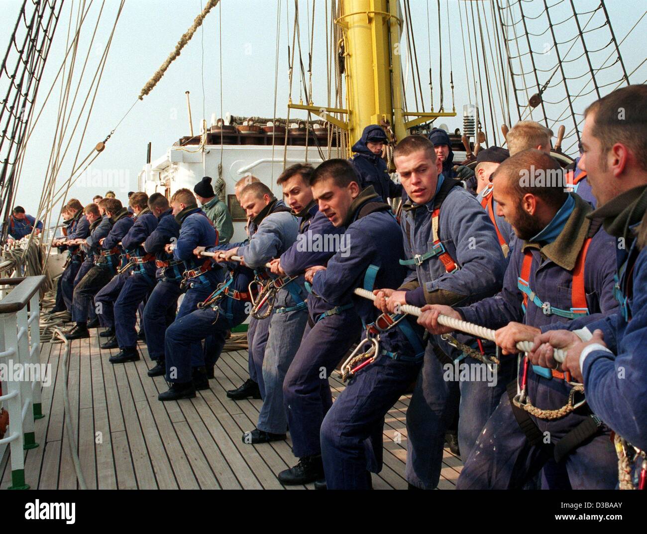 (Afp) - L'équipage du "Gorch Fock" mis les voiles que le navire entre dans le port de Kiel, Allemagne, 26 mars 1997. L 'ÉCORCE trois mâts Gorch Fock', un carré d'arrimeurs de navire de la marine allemande, est retourné à son port d'attache à la base navale de Kiel Après un voyage de 343 jours. Au cours de la 'Gor Banque D'Images