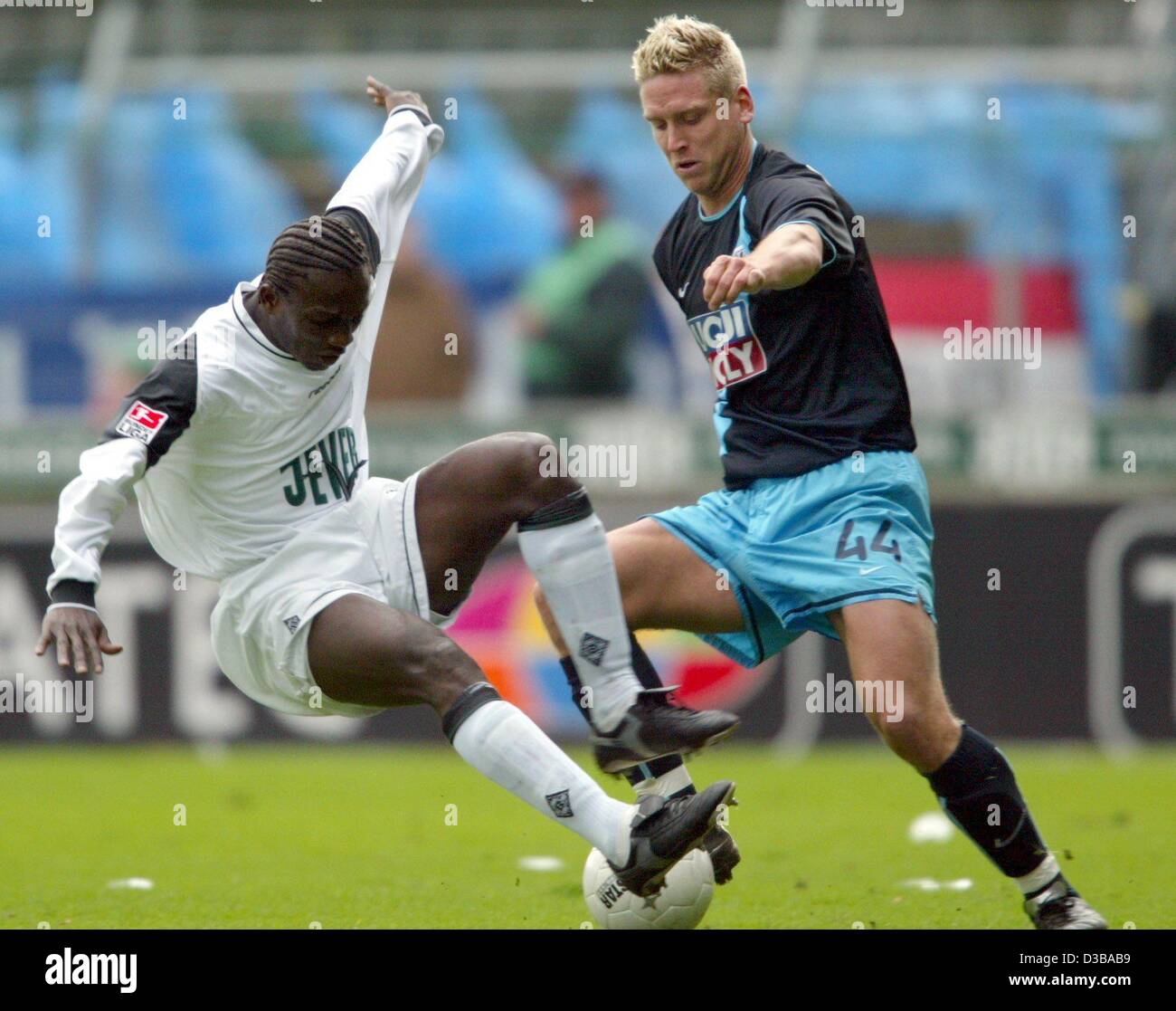 (Afp) - Munich, Torben Hoffmann (L) se bat pour la balle avec l'Moenchengladbach Lawrence Aidoo pendant la partie de football Bundesliga TSV 1860 Munich contre Borussia Moenchengladbach à Moenchengladbach, Allemagne, 26 octobre 2002. Munich gagne 1:0 et monte jusqu'à la troisième place sur le tableau. Banque D'Images