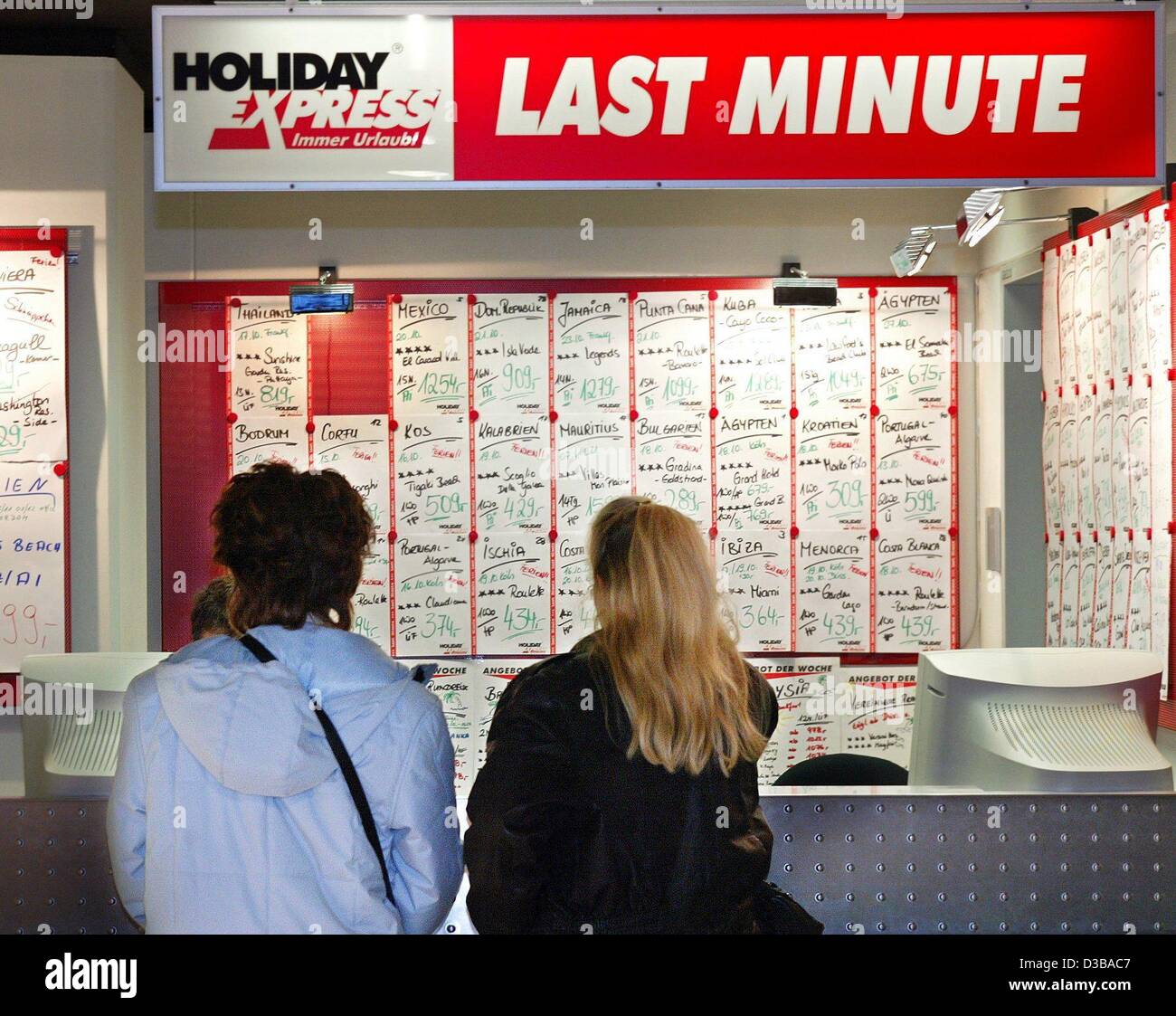 Afp) - Deux clients stand à la dernière minute-comptoir à l'aéroport de  Düsseldorf, Allemagne, 14 octobre 2002 Photo Stock - Alamy