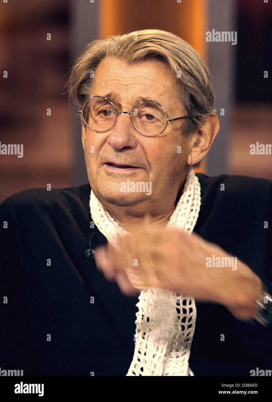 (Afp) - célèbre photographe Helmut Newton parle au cours d'une apparition dans une émission de télévision à Hambourg, 17 octobre 2002. Né à Berlin, le Newton célébrera sa 82ème anniversaire le 31 octobre. Banque D'Images