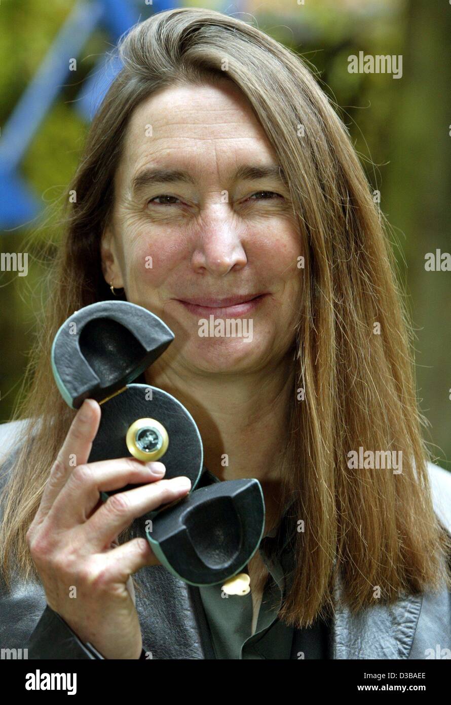 (Afp) - L'artiste Jenny Holzer nous montre son award, le 'Christopher' de la ville de Goslar, Allemagne, 18 octobre 2002. Les 52 ans a reçu le prix pour son texte projections, qui attire le public à des questions importantes comme la mort, la guerre, la violence, l'amour ou de la vérité. Depuis les années 1970, elle p Banque D'Images