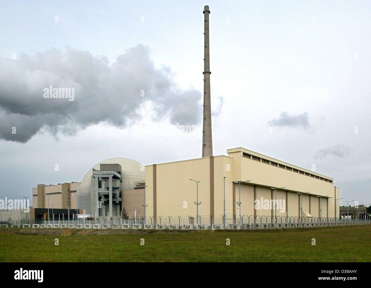 (Afp) - La nouvelle centrale nucléaire de stockage provisoire est situé sur le site de la centrale nucléaire de Emsland Lingen, Allemagne, 14 novembre 2002. L'EMS est la première de douze sur le site de stockage intermédiaire qui tiendra l'allemand pour des déchets nucléaires jusqu'à 40 ans avant d'entrer dans un dépôt définitif. Un Banque D'Images