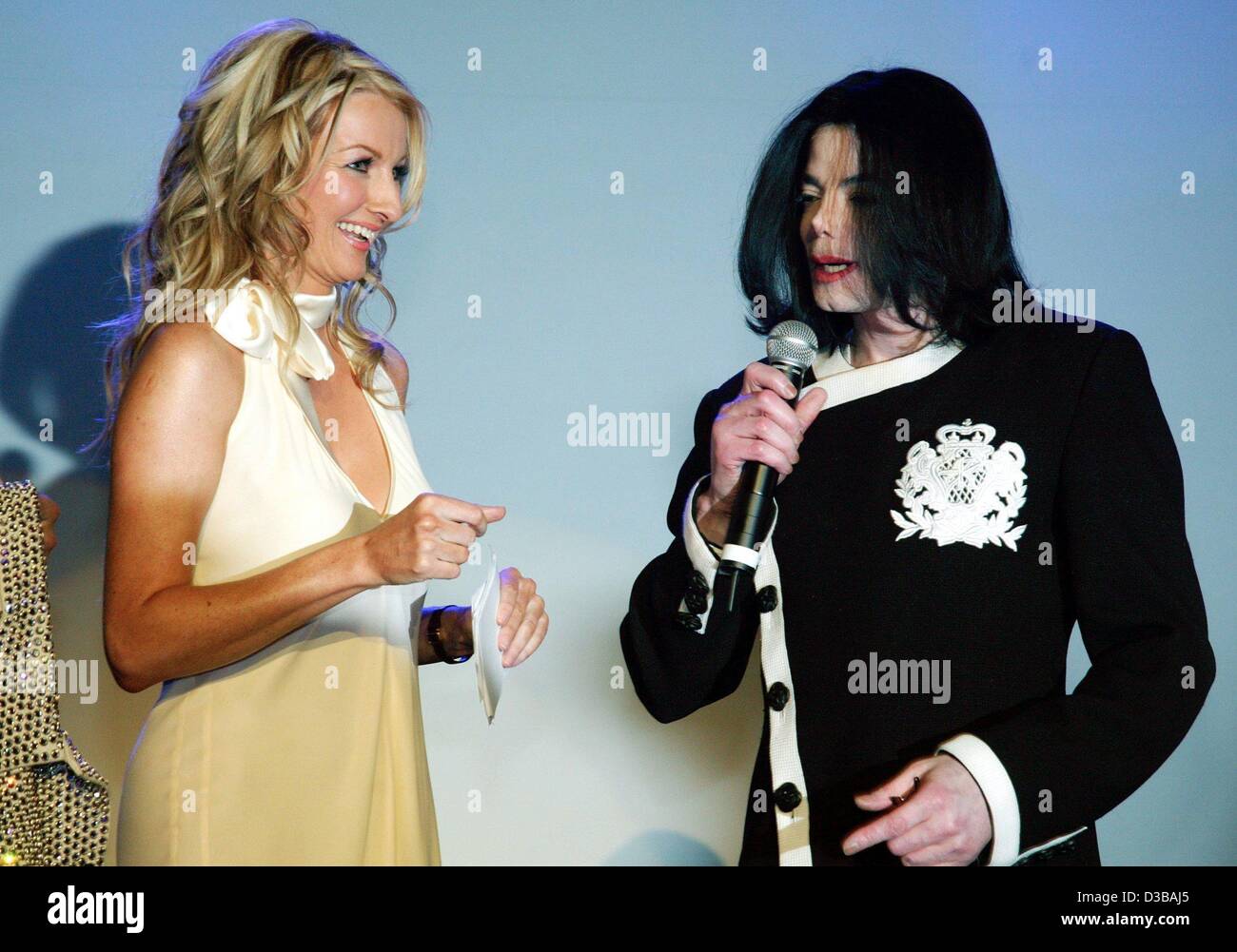 (Afp) - Michael Jackson superstar pop nous parle d'accueillir Frauke Ludowig sur le podium de l'Adagio Club à Berlin, le 20 novembre 2002. Jackson a pris part à la charity gala hommage à 'Bambi', où sa veste a été vendue aux enchères au profit de l 'allemand Off-Road-Kids' association qui fournit des h Banque D'Images