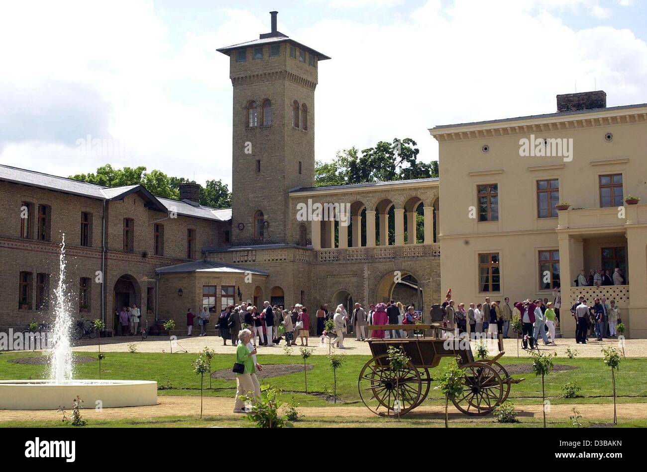 (Afp) - Les visiteurs à pied autour de la 'Krongut Bornstedt', le manoir de la couronne de Prusse, à Potsdam, Allemagne, 1 juin 2002. Après trois années de restauration, le domaine est ouvert au public. Au cours du xixe siècle l'ancien domaine fut le Hohenzollern manoir de prince de Prusse Friedrich Wilh Banque D'Images