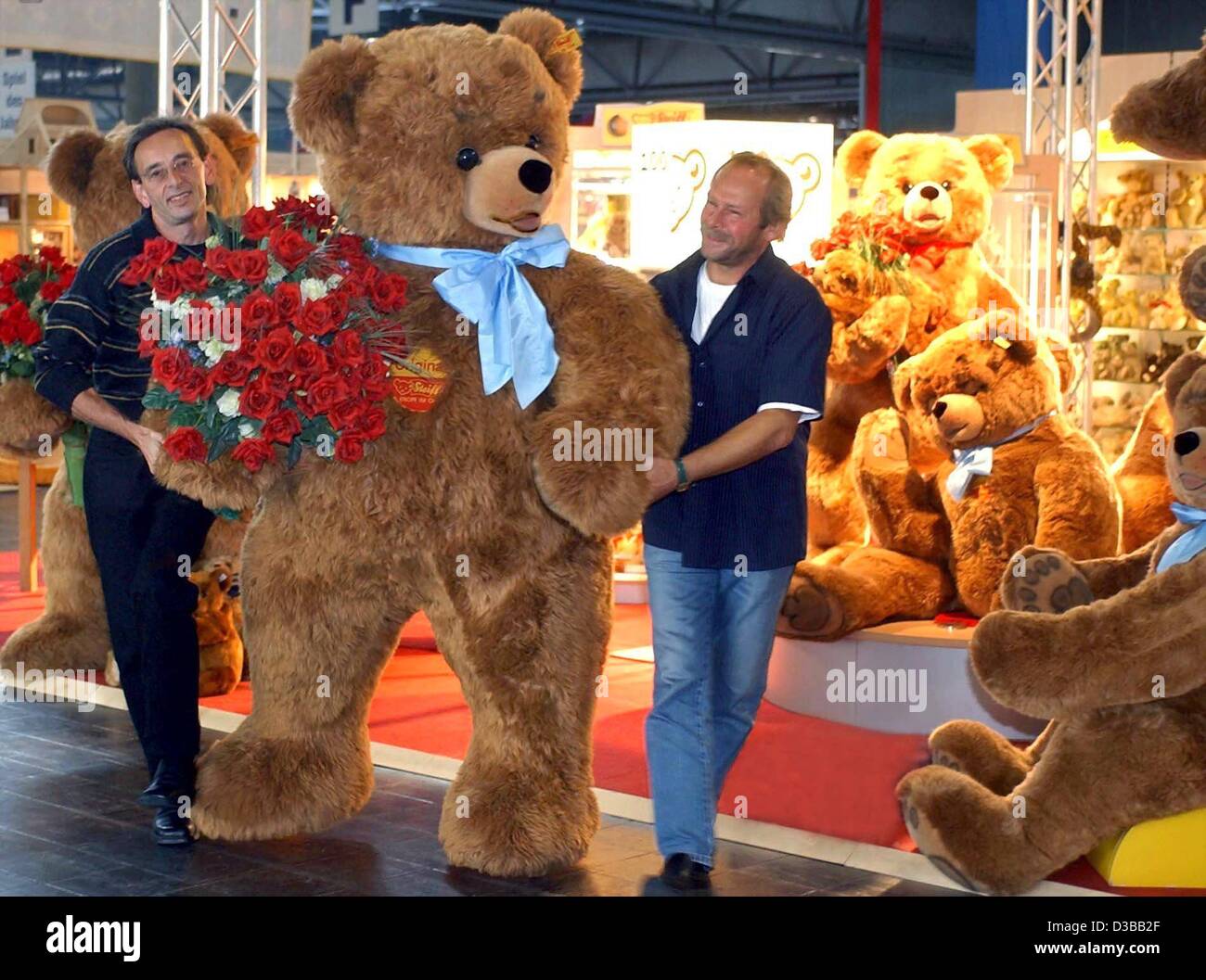 Afp) - Deux hommes organiser deux mètres d'un grand ours en peluche de la  marque 'teiff' à un salon du jouet de Leipzig, Allemagne, 10 octobre 2002. L 'ours en peluche "fabricant" teiff
