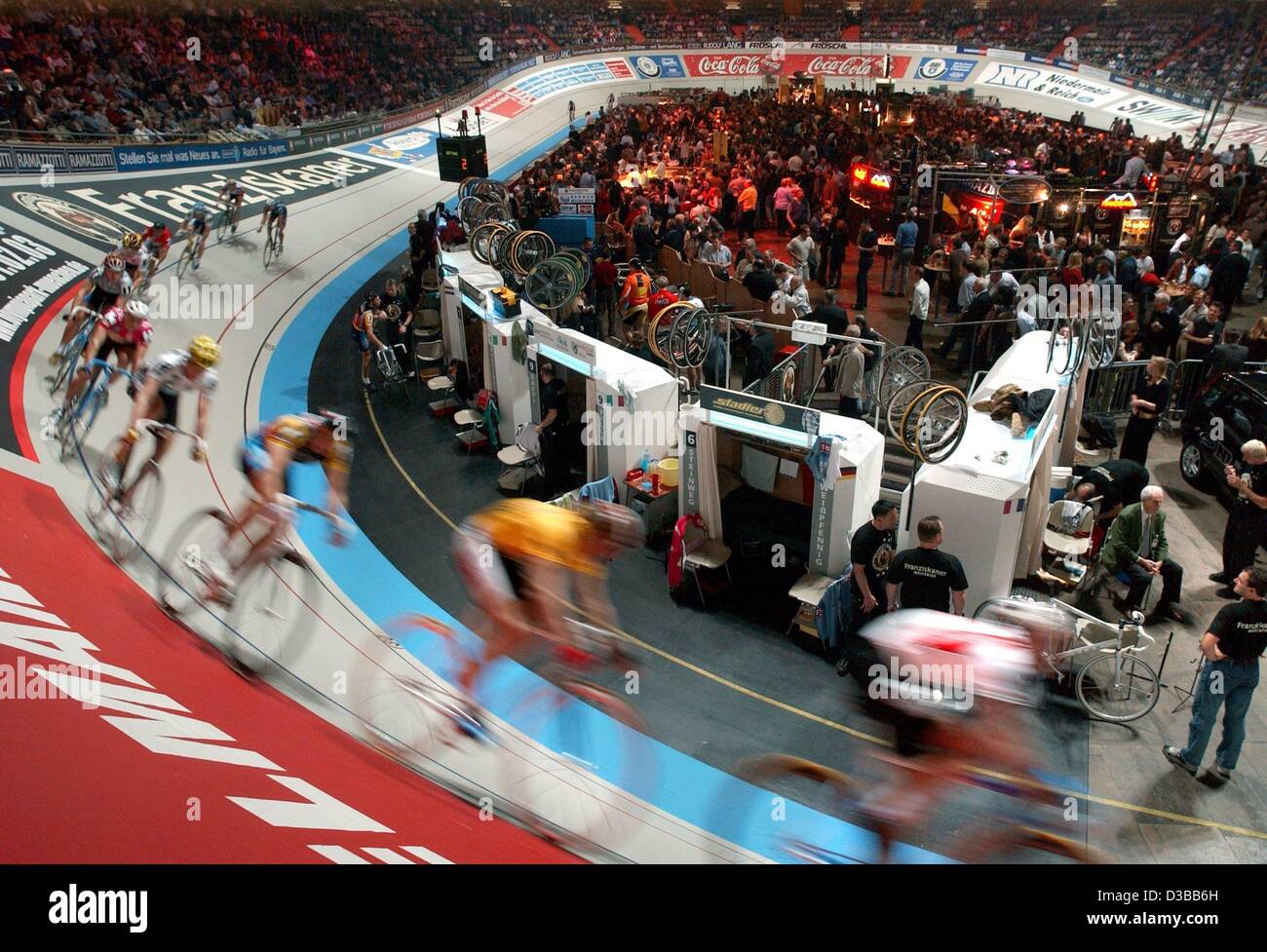 (Afp) - Les courses cyclistes finale de la 39e course de six jours de Munich dans le sport olympique à Munich, 12 novembre 2002. Banque D'Images