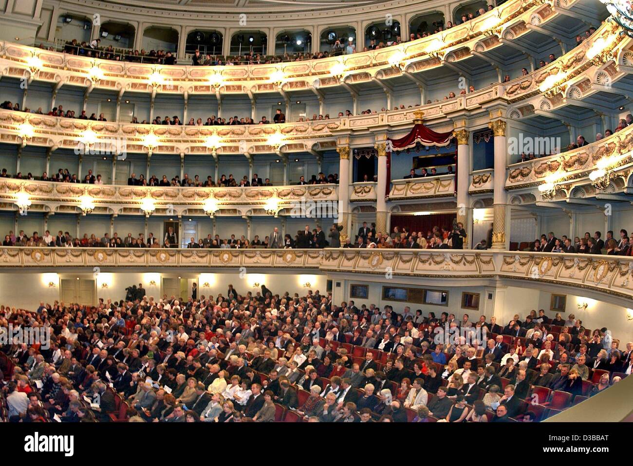 (Afp) - spectateurs attendent le début d'un ballet dans l'Opéra Semper de Dresde, Allemagne, 9 novembre 2002. Trois mois après les inondations dévastatrices de l'Est de l'Allemagne l'opéra a rouvert avec une cérémonie. Dommages-intérêts après l'inondation s'est élevé à environ 27 millions d'euros. Travaux de reconstruction de l'opéra Banque D'Images