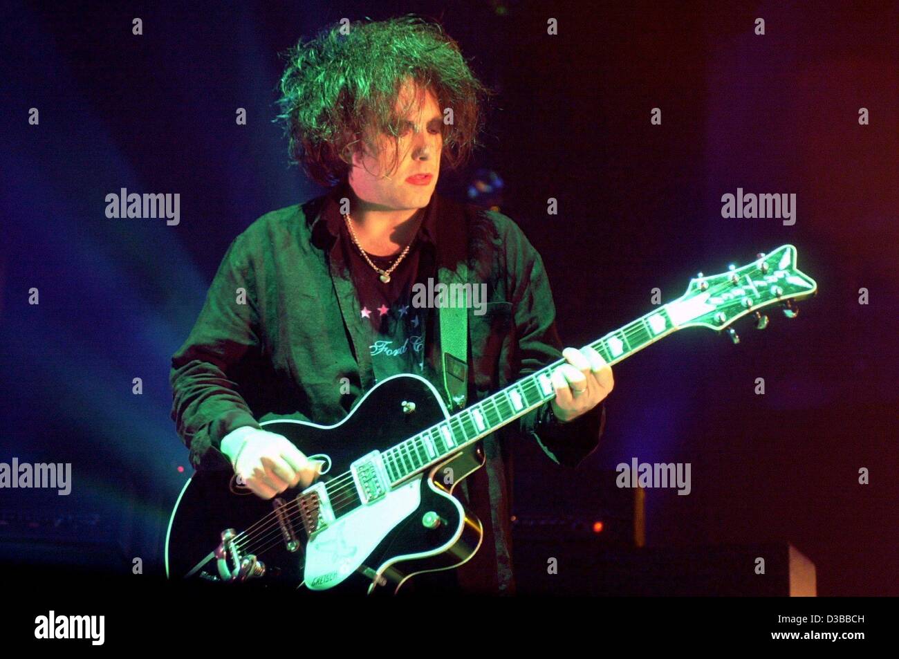 (Afp) - Robert Smith, chanteur du groupe de pop britannique The Cure, chante lors d'un concert à la nouvelle Colorline Arena de Hambourg, le 9 novembre 2002. La Cure a été fondée dans les années 70 et ils ont eu leur premier succès avec 'Killing an Arab'. En fonction de leur label La bande a entre-temps vendu environ 30 mi Banque D'Images