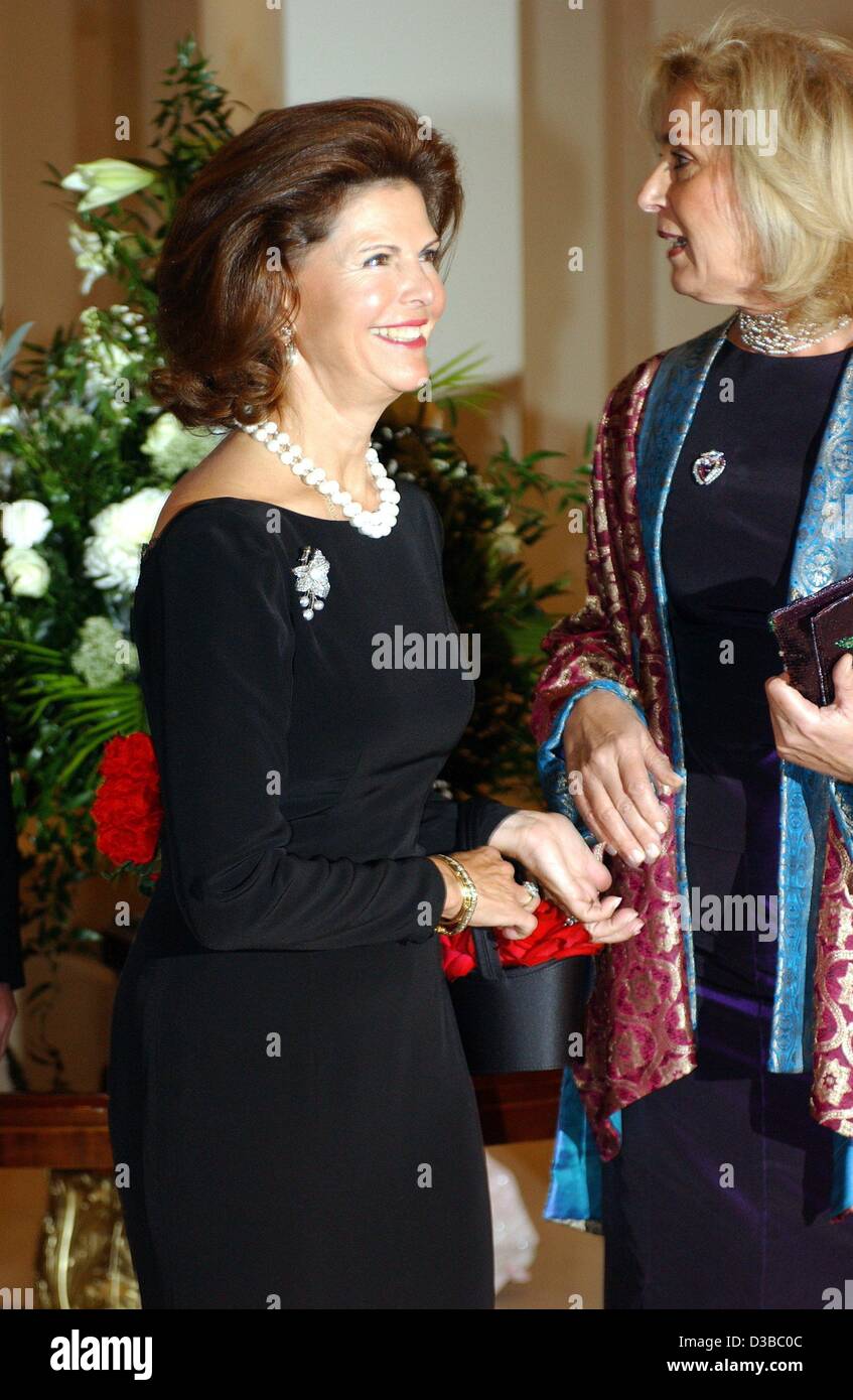 (Afp) - La Reine Silvia de Suède (L) se trouve à côté de Brigitte von Boch-Galhau, Présidente du Curatorium de la Fondation Mentor, au cours d'un gala de bienfaisance de la Fondation à Berlin, 12 octobre 2002. Banque D'Images