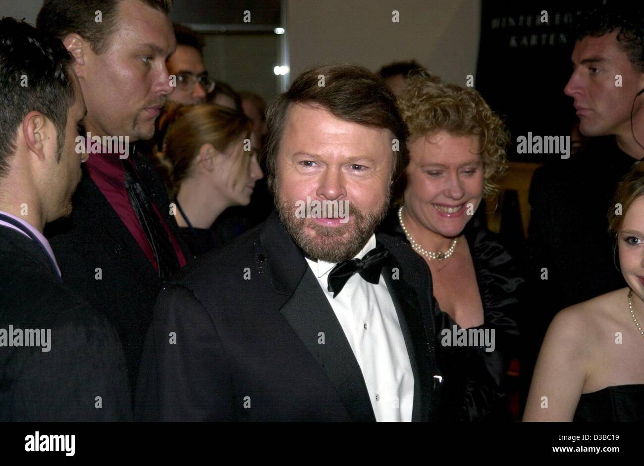 (Afp) - Bjoern Ulvaeus, producteur de musique et star de l'ex-groupe de pop suédois ABBA, arrive avec sa femme Lena de la première de l'ABBA encore de 'Mamma Mia' à Hambourg, le 3 novembre 2002. La comédie musicale qui présente les résultats d'ABBA a ouvert ses portes à Hambourg après éclatement records à Londres, New Banque D'Images