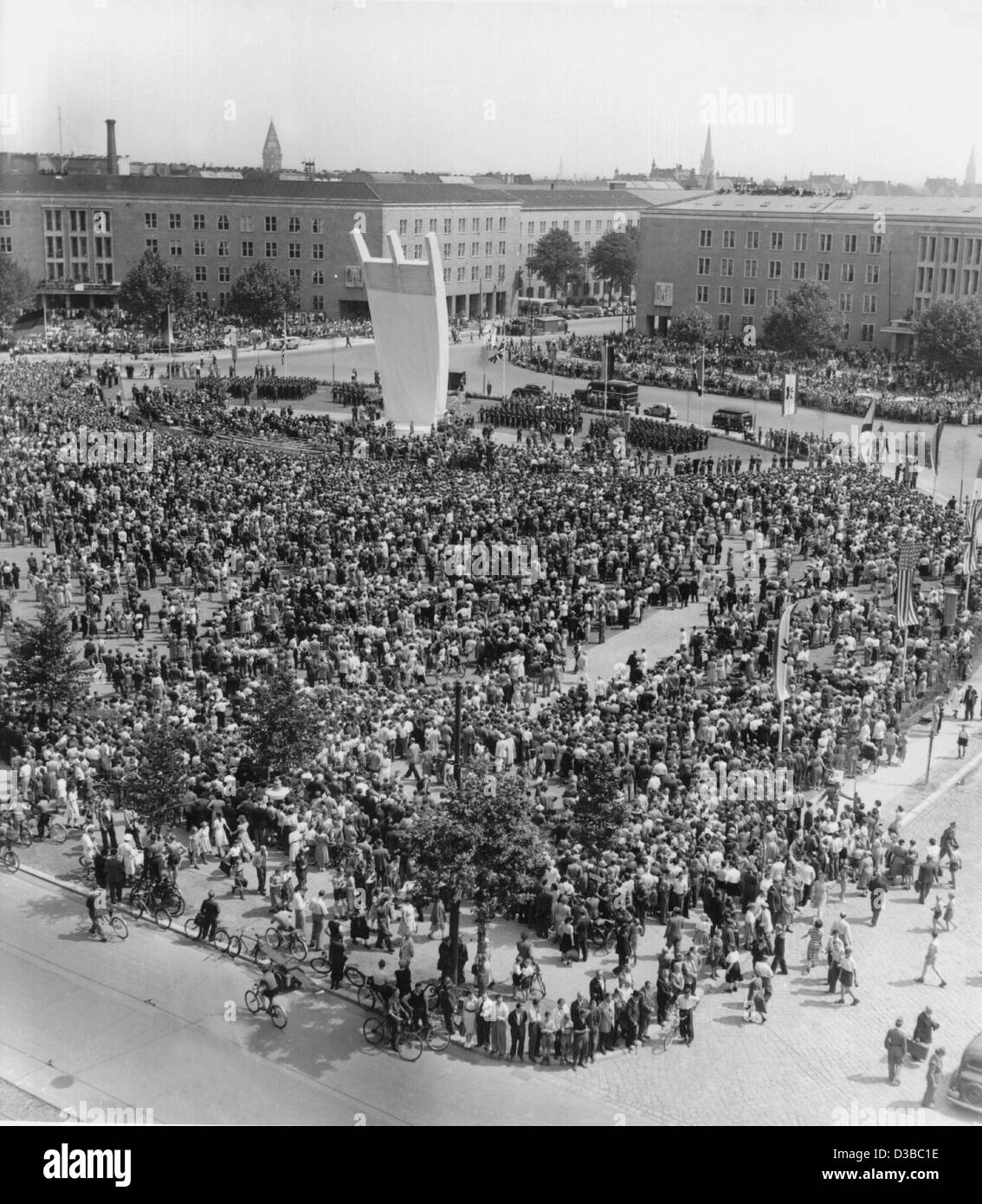 (Afp) - Des milliers d'assister à l'inauguration du Monument de transport aérien (Luftbrueckendenkmal) en face de l'aéroport de Tempelhof à Berlin, 10 juillet 1951. Le monument est dédié à l'injection d'air, qui a été organisée au cours de la blocus de Berlin en 1948 et 1949. Lorsque les Soviétiques ont bloqué tout le trafic à et Banque D'Images