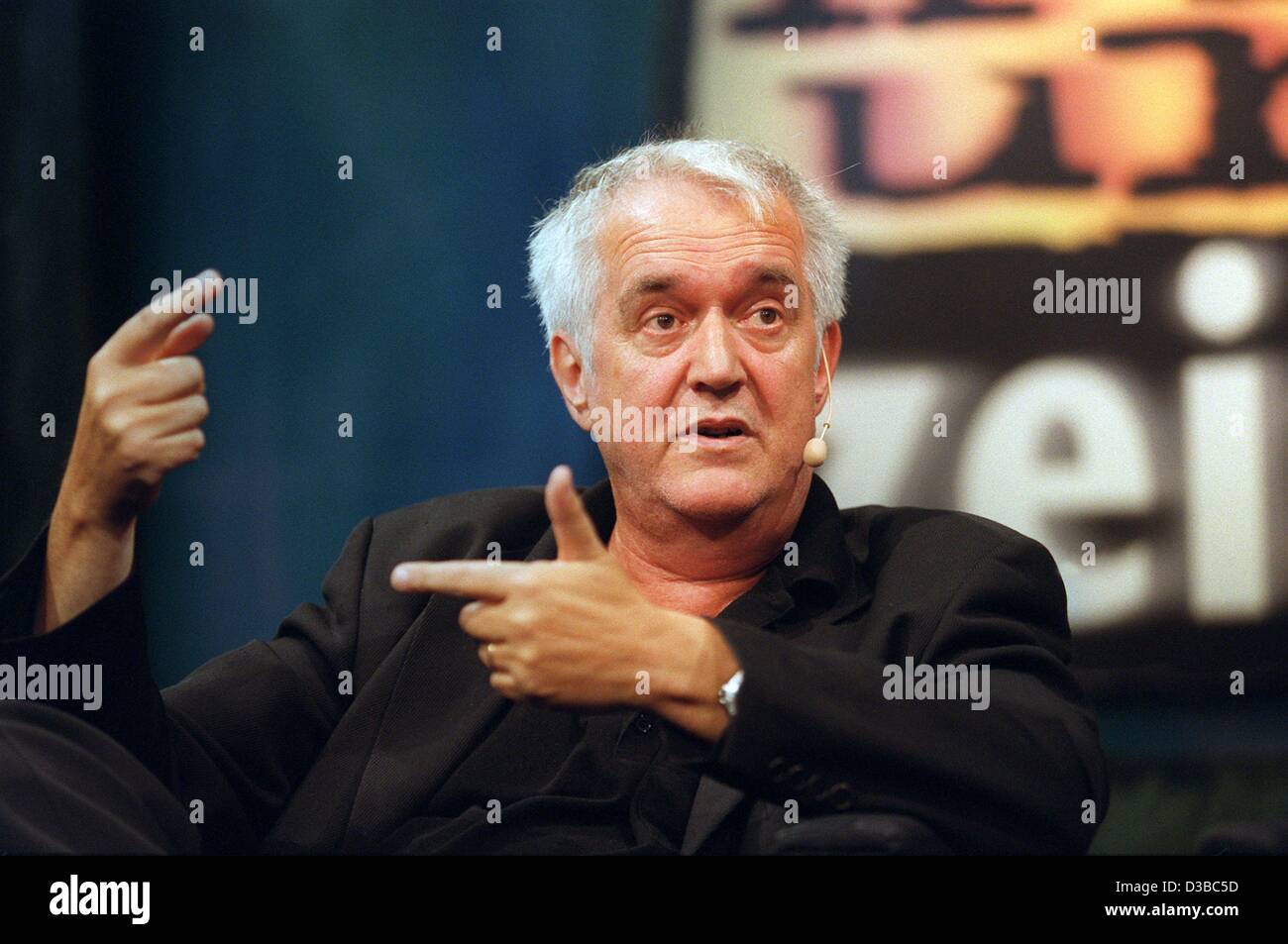 (Afp) - auteur suédois Henning Mankell, représenté à Mainz, Allemagne, octobre 2002. Il est venu en Allemagne pour présenter son dernier roman "le crime de l'instructeur de danse lavis' dans lequel enquêteur de police Stefan Lindmann découvre les activités néo-nazies dans le nord de la Suède. Banque D'Images