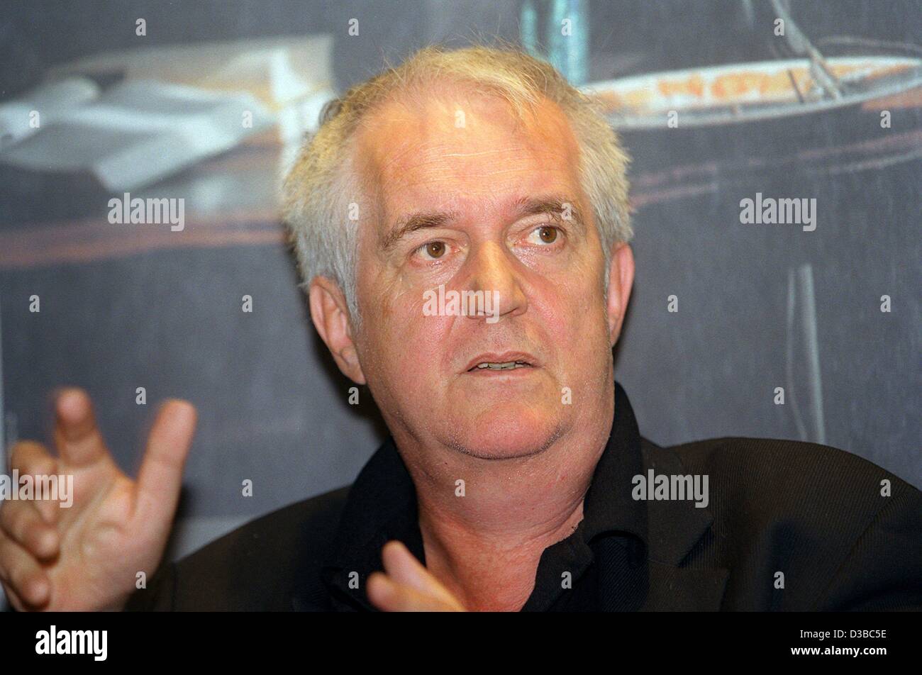 (Afp) - auteur suédois Henning Mankell, représenté à Mainz, Allemagne, octobre 2002. Il est venu en Allemagne pour présenter son dernier crime roman 'Le retour de l'instructeur de danse' dans lequel enquêteur de police Stefan Lindmann découvre les activités néo-nazies dans le nord de la Suède. Banque D'Images
