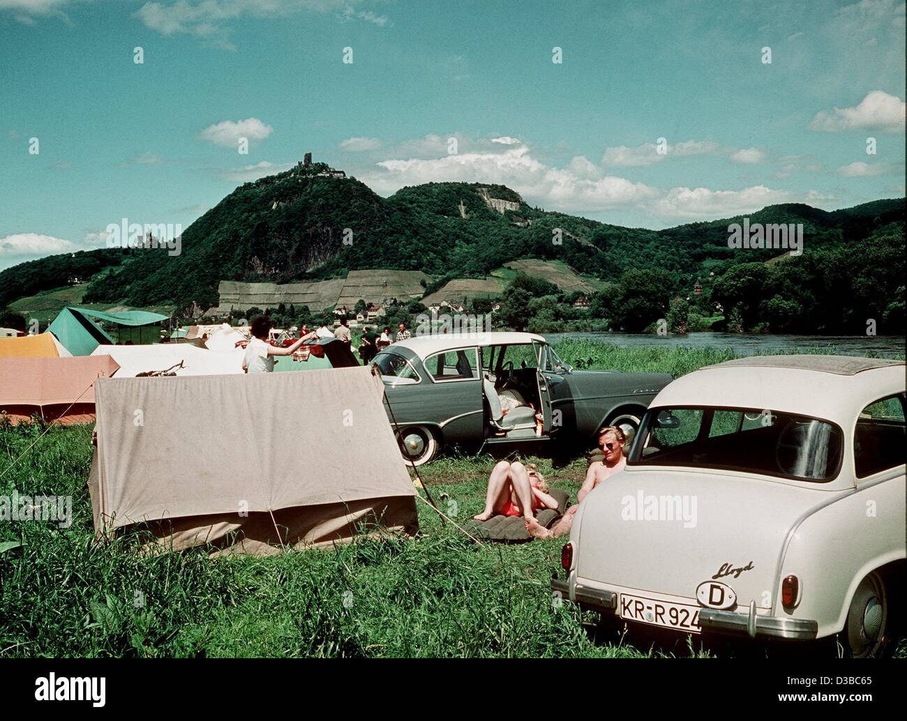 (Afp) - le temps des vacances : Les campeurs campèrent dans l'idyllique vallée de l'Ahr en Allemagne de l'Ouest, 1958. Banque D'Images