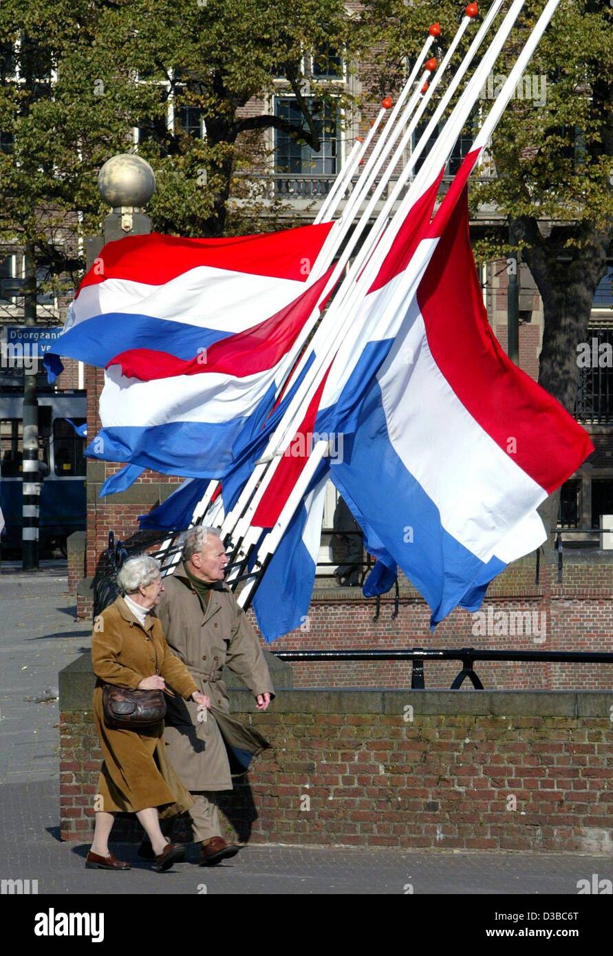 (Afp) - les drapeaux sont en berne en l'honneur de feu le Prince Claus dans le centre-ville de La Haye, Pays-Bas, 10 octobre 2002. Le mari de Sa Majesté la Reine Beatrix est décédé le 6 octobre dans un hôpital à Amsterdam à l'âge de 76 ans. Ses funérailles auront lieu le 15 octobre. Banque D'Images