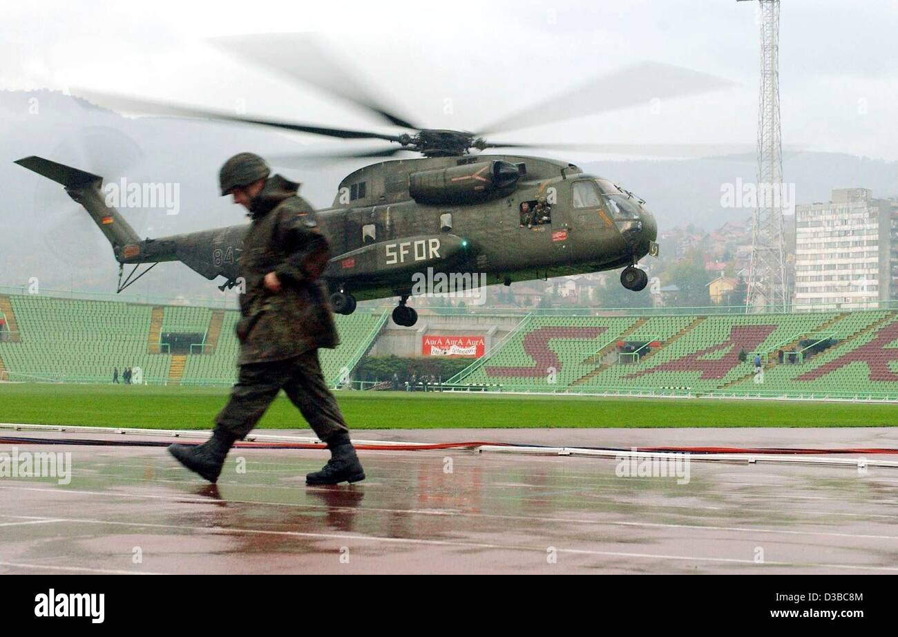 (Afp) - Un hélicoptère militaire allemand de la SFOR (Force de stabilisation) survole le terrain de soccer pour sécher la pelouse après de fortes pluies dans la région de Sarajevo, Bosnie et Herzégovine, 11 octobre 2002. En ce jour l'international cap Allemagne par rapport à la Bosnie-Herzégovine s'est tenue à l'Olimpijski Stadion Banque D'Images