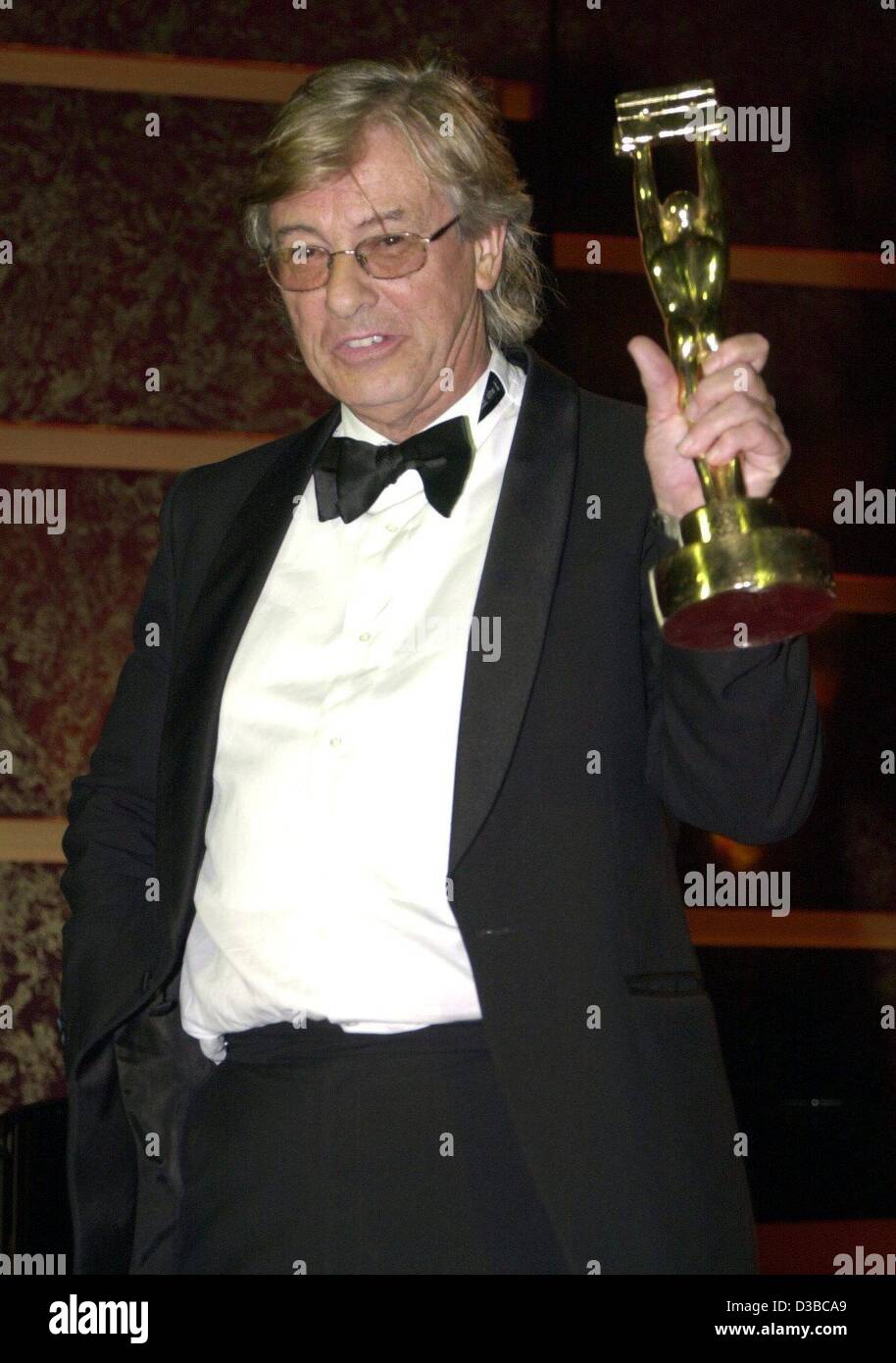 (Afp) - Directeur d'Hollywood néerlandais Paul Verhoeven montre son monde Video Award, à Munich, le 31 janvier 2002. Il a reçu le prix pour ses réalisations de toute une vie. Verhoeven, né à Amsterdam le 18 juillet 1938, a débuté sa carrière aux Pays-Bas avec des films comme "Turcs fruit' ('Turkish Deligh Banque D'Images