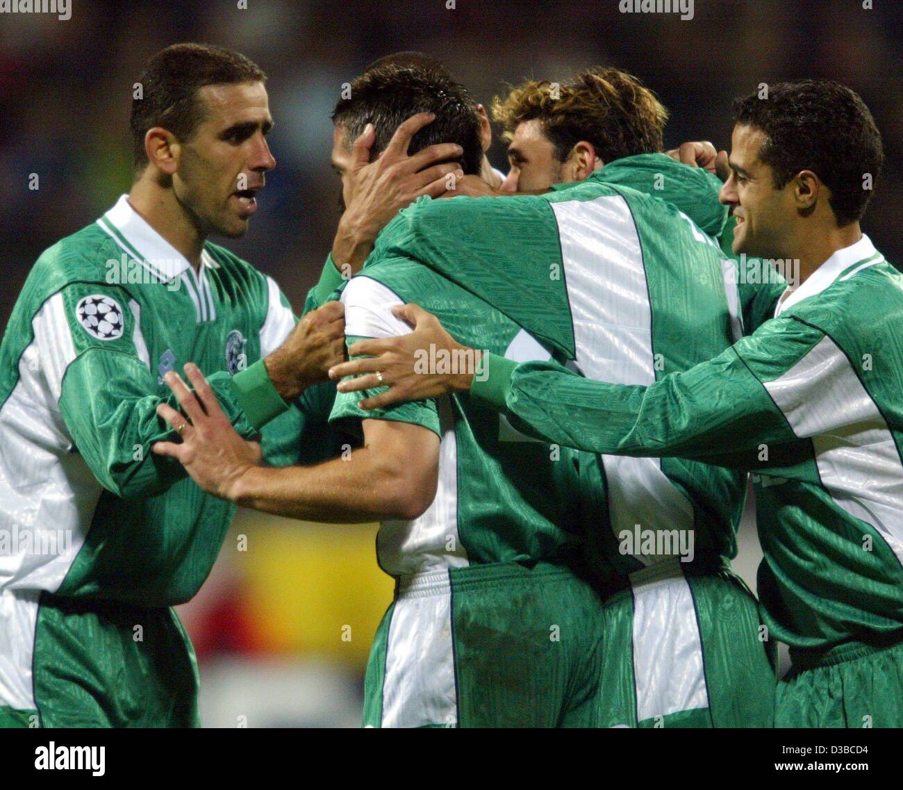 (Afp) - les joueurs de Haïfa jubilate avec leur buteur Nenad Pralija (2e à partir de L) au cours de l'UEFA Champions League match Bayer 04 Leverkusen contre Maccabi Haïfa à Leverkusen, Allemagne, 23 octobre 2002. Leverkusen a gagné 2:1. Banque D'Images